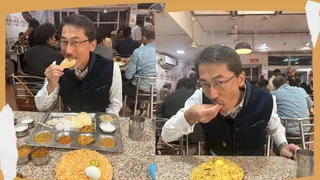 जापानी राजदूत ONO Keiichi हाथ से खाना खाते हुए। फोटो: @JapanAmbIndia