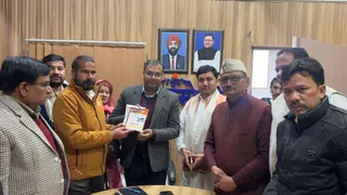 बड़ी जात आयोजन समिति के अध्यक्ष कर्नल (सेनि.) हरेंद्र सिंह रावत के नेतृत्व में जिलाधिकारी गौरव कुमार से मुलाकात करता शिष्टमंडल। सूवि
