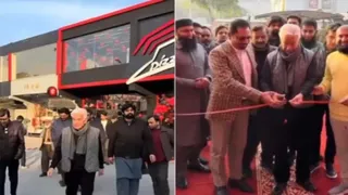 पाकिस्तान के रक्षा मंत्री ख्वाजा आसिफ ने सियालकोट के कैंटोनमेंट इलाके में एक आउटलेट का रिबन काटा। (फोटो सोर्स- सोशल मीडिया)