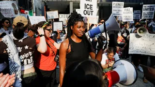 ट्रंप नीतियों के खिलाफ देशव्यापी उबाल: हजारों लोग सड़कों पर उतरे; मिनियापोलिस से वाशिंगटन तक हंगामा