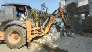 मोहाली में वीआईपी के घरों के बाहर से बुलडाेजर की मदद से कब्जों को हटाया गया।