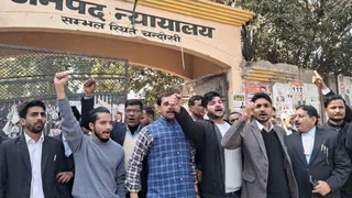 सीजेएम विभांशु सुधीर के तबादले के बाद अधिवक्ताओं में ने की नारेबाजी।