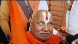 ग्वालियर में मीडिया से चर्चा करते जगद्गुरु रामभद्राचार्य।