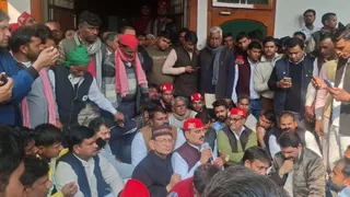 समर्थकों के साथ धरने पर बैठे सपा विधायक।