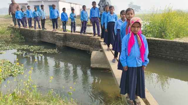 स्कूल तो बना दिया लेकिन रास्ता बनाना भूल गई सरकार, बिजली पोल के सहारे नदी पार कर पढ़ने जाने को मजबूर बच्चे
