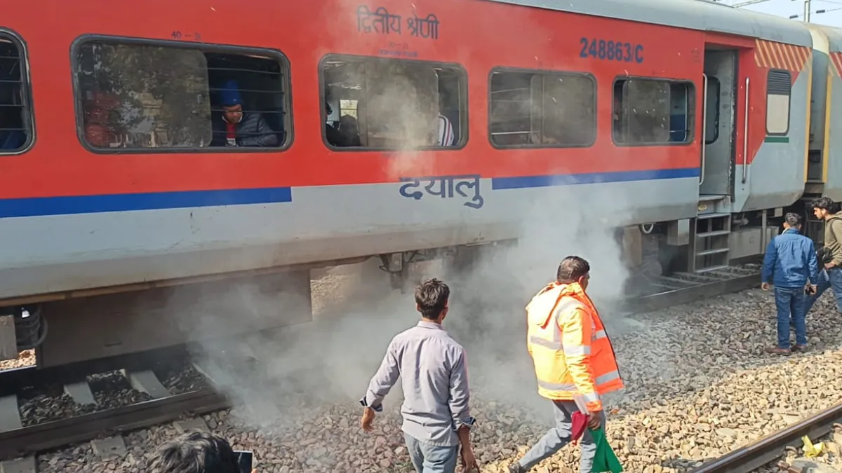 चलती ट्रेन से धुआं निकलने से हड़कंप, यात्रियों में मची चीख-पुकार