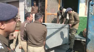 शारिक साठा के घर से सामान निकालती पुलिस