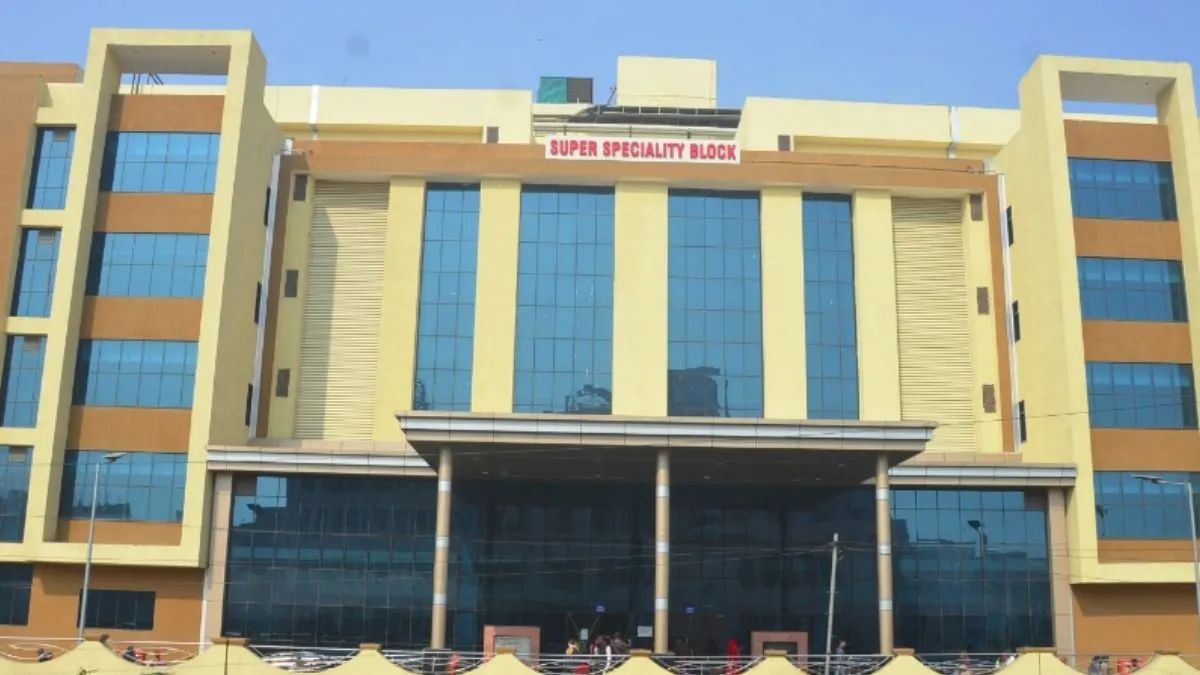 200 करोड़ की बिल्डिंग में 16 महीने में दरार, UP में सरकार का भ्रष्टाचार