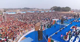 लधुड़का का चंडेश्वर मैदान में आयोजित टीएमसी की जनसभा में उमड़ी लोगों की भीड़।