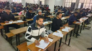 बरेली कालेज में परीक्षा देते छात्र-छात्राएं