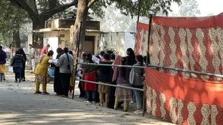 खुले में की जा रही छात्राओं की चेकिंंग