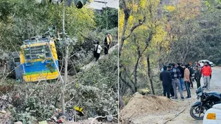 चंबा के भटियात में सड़क से लुढ़की बस। जागरण