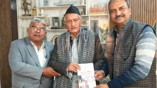 डिफेंस कालोनी आवास में पूर्व मुख्यमंत्री और महाराष्ट्र के पूर्व राज्यपाल भगत सिंह कोश्यारी को पुस्तक भेंट करते दधीचि देहदान समिति के अध्यक्ष डा. मुकेश गोयल और देहदान संकल्पित सुशील कुमार।