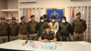आरोपिताें से दो तमंचे, एक कारतूस और एक चाकू बरामद, कोर्ट में किया पेश। जागरण
