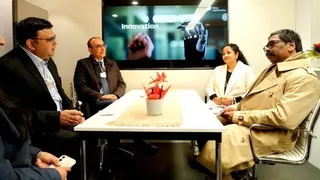 जेएमएम नेता अमितेश सहाय इस तस्वीर को शेयर कर लिखते हैं- दावोस से निवेश लाने के लिए सीएम को ऐसे देखना गर्व की बात है।
