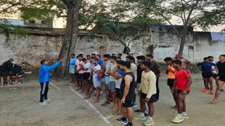झुमरी तिलैया में टेकलाल दास निःशुल्क प्रशिक्षण से युवाओं को बना रहे देशसेवा के लिए तैयार।