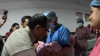 अस्पताल में नवजात पोती को निहारते केंद्रीय मंत्री शिवराज सिंह चौहान (वीडियो ग्रैब)