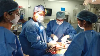 कोलन कैंसर में 19.9 किलोग्राम ट्यूमर को निकालने के लिए सर्जरी करती एम्स चिकित्सकों की टीम। सौजन्य:एम्स