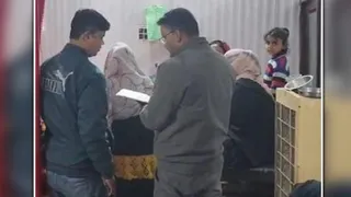 जांच करते अधिकारी