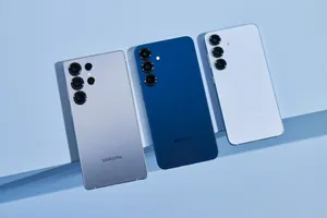 Samsung Galaxy S26 की लॉन्च टाइमलाइन सामने आई है। Photo- Galaxy S25 Series.