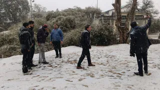 Snowfall In Uttarakhand Today रानीखेत के चौबटिया में बर्फबारी का आनंद लेते पर्यट।