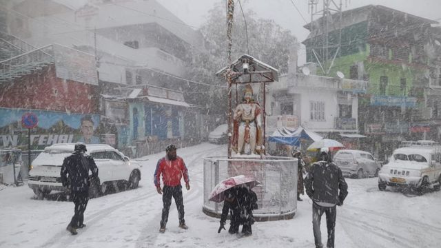 Snowfall In Uttarakhand: भारी बर्फबारी से नई टिहरी में दिनभर बिजली गुल, जनजीवन प्रभावित