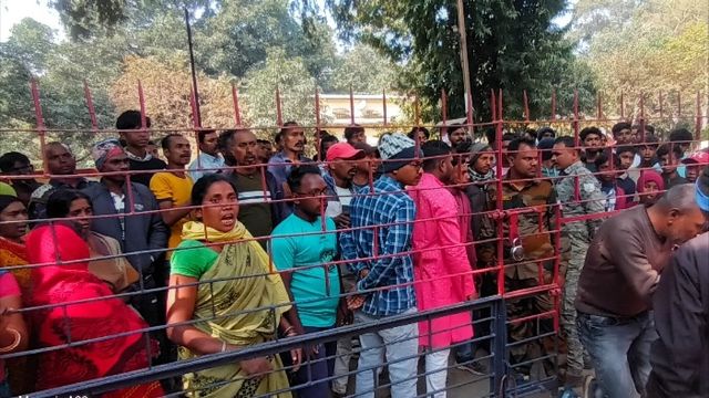 कुत्ते को लेकर हुए विवाद में युवक की बेरहमी से पिटाई, ग्रामीणों ने थाने का घेराव कर किया हंगामा
