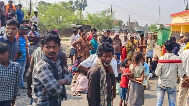 कौआकोल में युवक की हत्या के बाद बवाल, ग्रामीणों ने सड़क जाम कर की गिरफ्तारी की मांग
