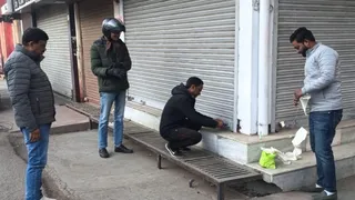 सिविल लाइन कुमार टाकीज के पास दुकान को सील करती नगर निगम की टीम। सौ. निगम