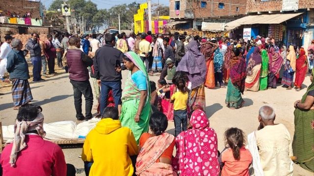 नवादा में युवक की हत्या के बाद भड़का आक्रोश, आक्रोशित ग्रामीणों ने सड़क जाम कर किया प्रदर्शन
