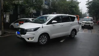 इंजीनियर युवराज मेहता की मौत के मामले की जांच करने के लिए सेक्टर-6 स्थित नोएडा प्राधिकरण कार्यालय पहुंची एसआईटी। जागरण