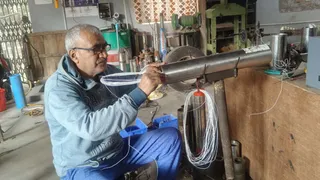 बिहार के औद्योगिक मानचित्र पर मुंगेर जिले के धरहरा प्रखंड में सबमर्सिबल पंप बनाया जा रहा है