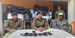 चतरा में नकली शराब बनाने वाले छह गिरफ्तार।