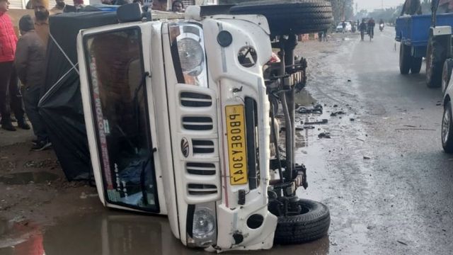 जालंधर में तेज रफ्तार कार की टक्कर से खड़ी बोलेरो पिकअप पलटी, बड़ा हादसा टला
