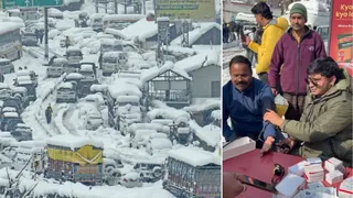 मनाली में ट्रैफिक जाम में फंसे पर्यटकों की सड़क पर जांच करते डाक्टर। जागरण