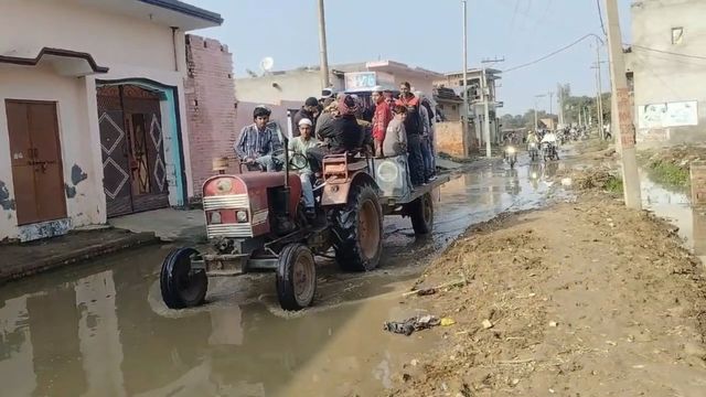 सड़क पर भरा पानी, शव को ट्रैक्टर-ट्रॉली से कब्रिस्तान लेकर पहुंचे परिजन
