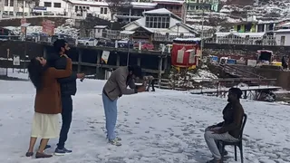 Snowfall In Uttarakhand हिमपात के बाद कुमाऊं के प्रसिद्ध पर्यटन स्थल उमड़े पर्यटक।