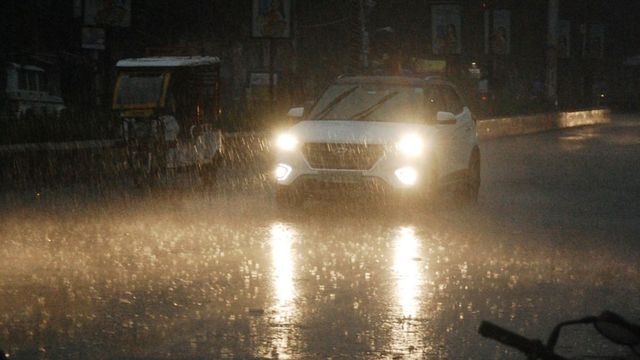 मुरादाबाद में बदला मौसम का मिजाज: तेज बारिश से लुढ़का पारा, ठिठुरन के साथ लौटी शीतलहर
