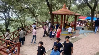 पर्यटन नगरी के टिप-इन-टॉप में चहल-कदमी करते पर्यटक। जागरण
