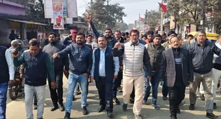 एईआरओ के विरुद्ध कार्रवाई की मांग पर अड़े अधिवक्ता। जागरण