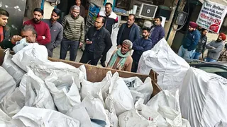 इंडस्ट्रियल एरिया फेज-2 से जब्त 1600 किलोग्राम प्रतिबंधित प्लास्टिक कैरी बैग को लेकर जाती निगम की टीम।
