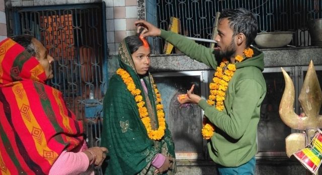 मंदिर में शादी कर एक दूसरे के हुए प्रेमी युगल, पहले परिवार ने किया विरोध फिर...
