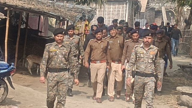 अररिया में लूटपाट का प्रयास, 1 की ग्रामीणों ने पकड़कर कर दी धुनाई; भागने के क्रम में दूसरे बदमाश की डूबने से मौत
