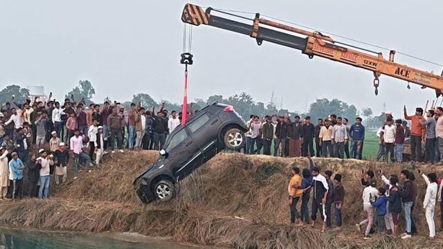 यूपी में दो युवकों को Reel बनाना पड़ा भारी, अनियंत्रित होकर नहर में गिरी कार
