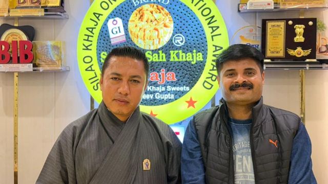 भूटान के होम मिनिस्टर ल्योनपो शेरिंग ने सिलाव के प्रसिद्ध खाजा का चखा स्वाद, बोले- वेरी टेस्टी
