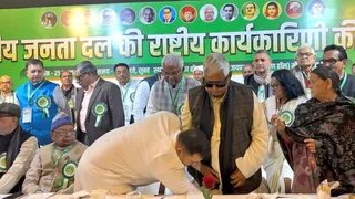 कार्यकारी अध्यक्ष बनने के बाद पिता लालू प्रसाद का चरण स्पर्श करते तेजस्वी यादव। सौ-एक्स