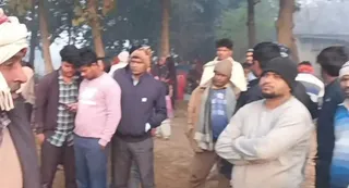 घटना स्थल पर जुटी भीड़।- जागरण