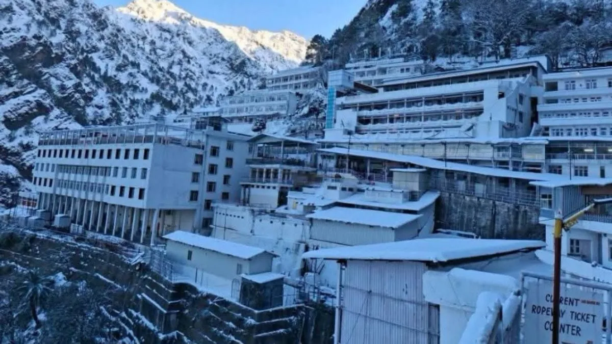 3 छुट्टियां और भवन पर बर्फबारी... मां वैष्णो देवी के दर्शन को खींचे चले आ  रहे श्रद्धालु; 38 हजार भक्तों ने लगाई हाजिरी - three holidays and snowfall  at the temple ...