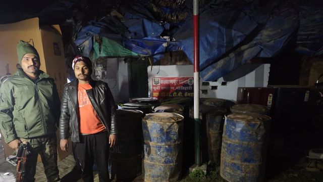 पूर्वी चंपारण के कल्याणपुर में नकली पेट्रोल-डीजल का भंडाफोड़, 2200 लीटर ईंधन के साथ कारोबारी गिरफ्तार