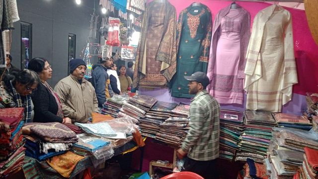 बनारस ट्रेड फेयर में उमड़ी खरीदारों की भारी भीड़, मेले में मिल रहा 40% तक का भारी डिस्काउंट